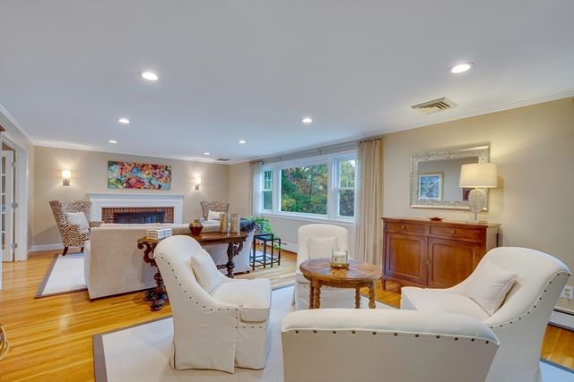 29 Pilgrim Dr, Winchester, MA 01890