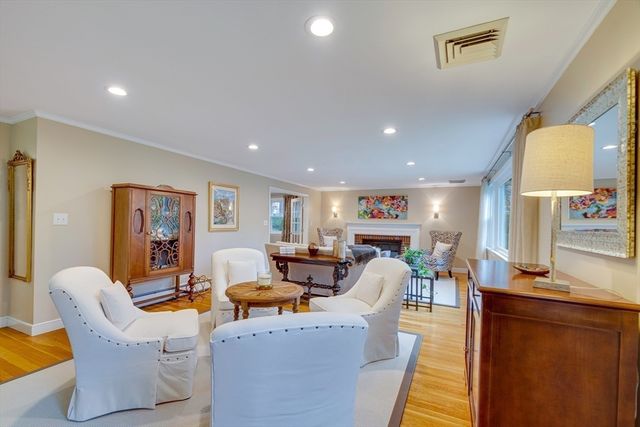 29 Pilgrim Dr, Winchester, MA 01890