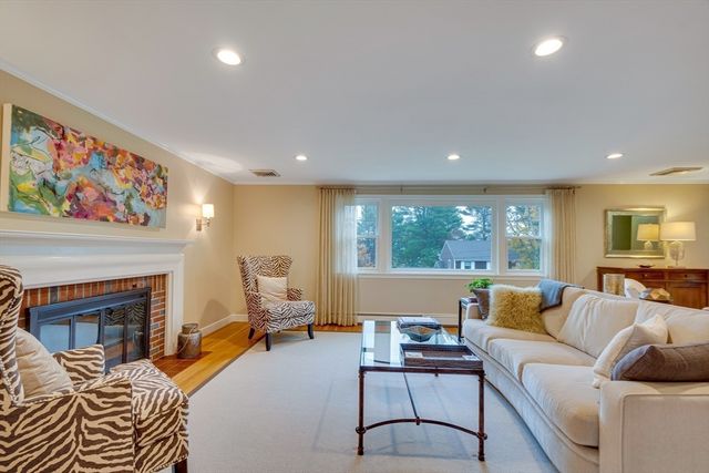 29 Pilgrim Dr, Winchester, MA 01890