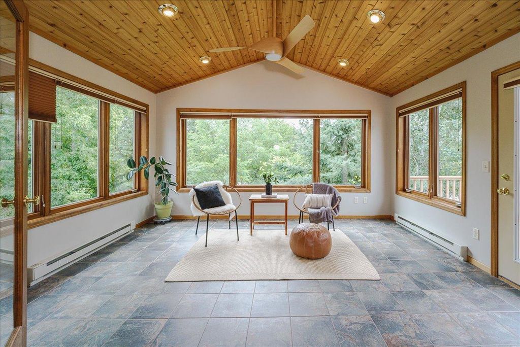 1060 Dennis Street S, Maplewood, MN 55119 — exterior