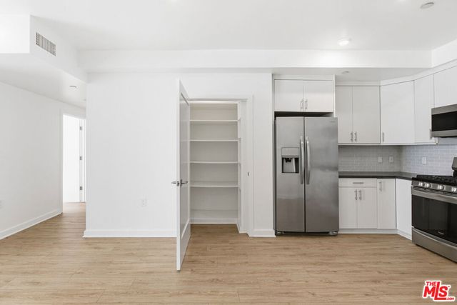 11408 W Sarah Street 303, Studio City, CA 91602