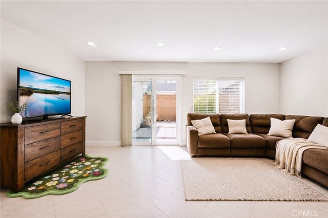47 Fox 27, Irvine, CA 92614