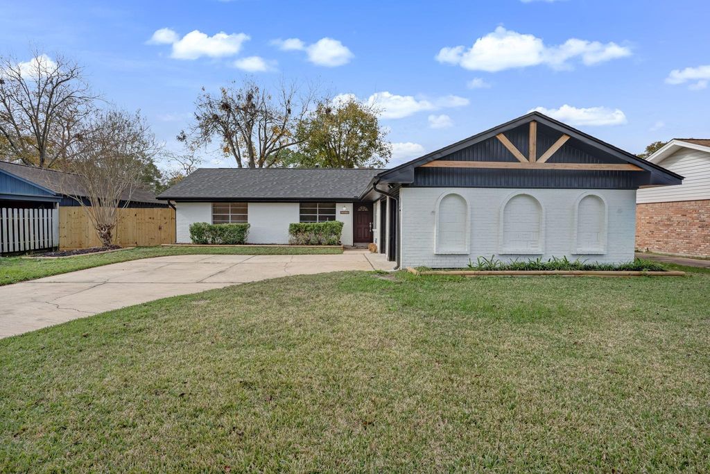 2310 Woodwind Way, League City, TX 77573