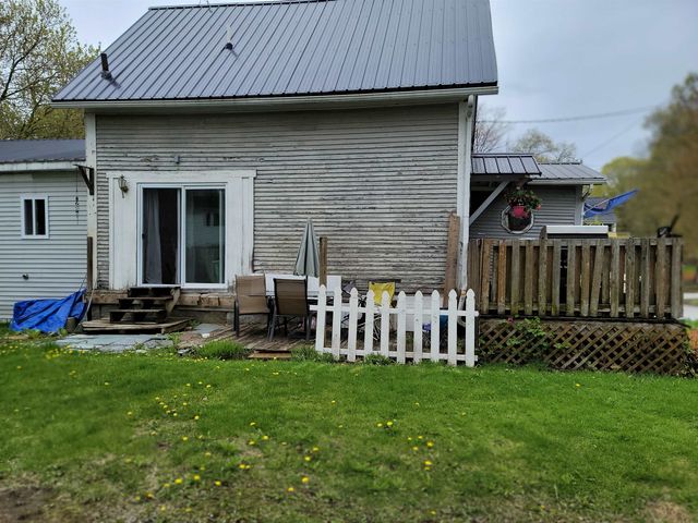 75 Indian Point Street, Newport City, VT 05855