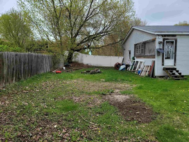 75 Indian Point Street, Newport City, VT 05855