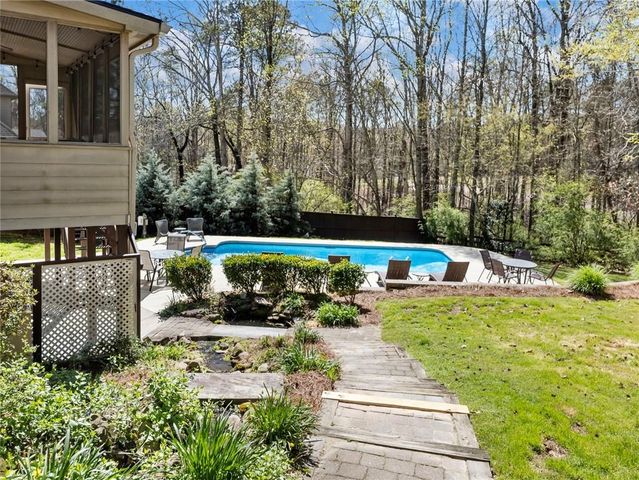 3926 Thompson Lake Drive, Buford, GA 30519