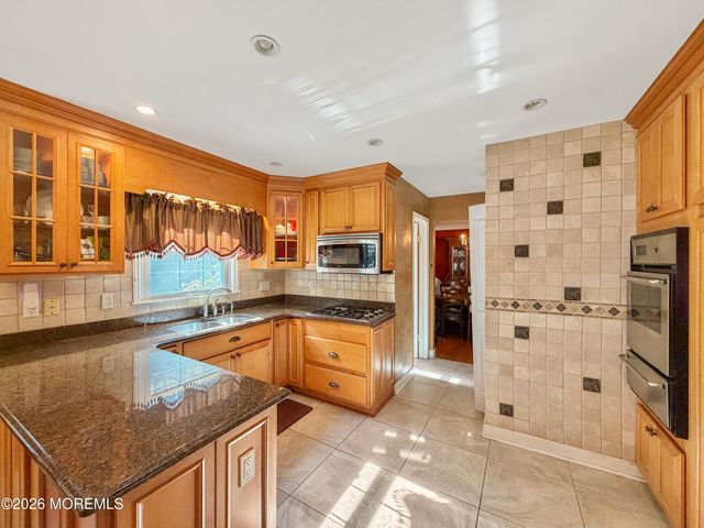 11 Glenmere Place, Old Bridge, NJ 08857