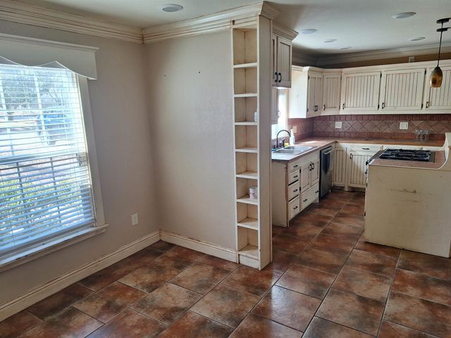 921 N Montgomery St, Gilmer, TX 75644