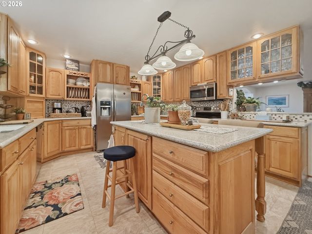 1099 PARKVIEW Dr, Brookings, OR 97415