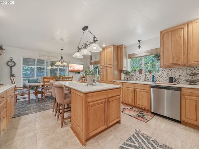 1099 PARKVIEW Dr, Brookings, OR 97415