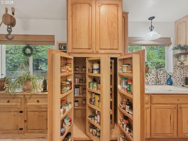 1099 PARKVIEW Dr, Brookings, OR 97415