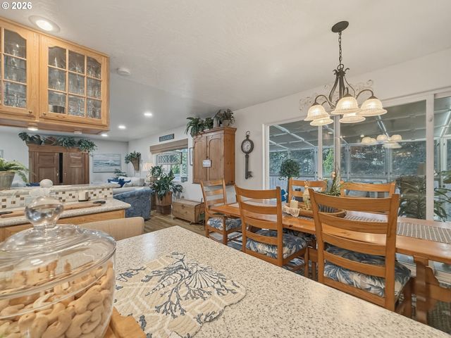 1099 PARKVIEW Dr, Brookings, OR 97415