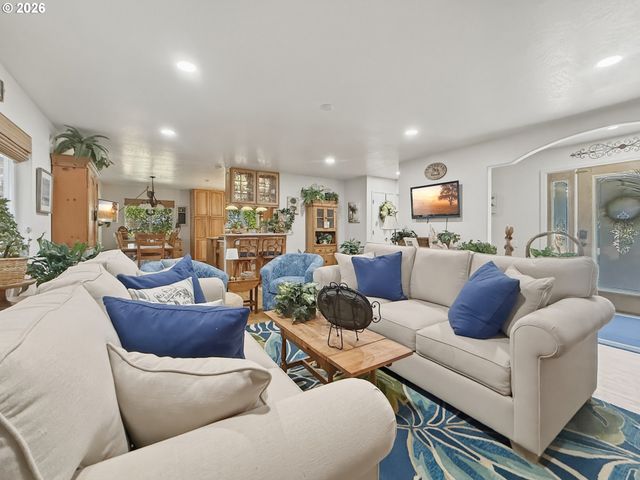 1099 PARKVIEW Dr, Brookings, OR 97415
