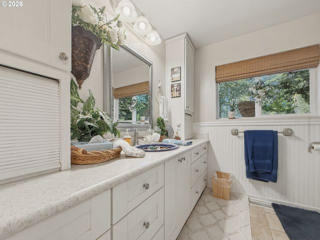 1099 PARKVIEW Dr, Brookings, OR 97415