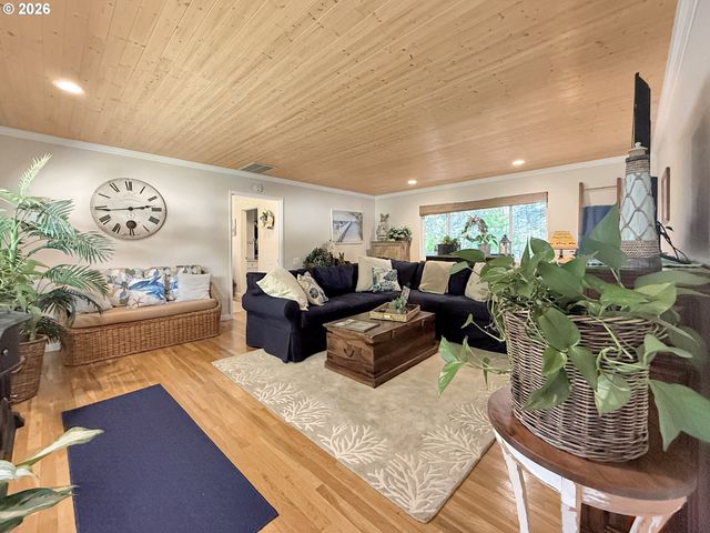 1099 PARKVIEW Dr, Brookings, OR 97415