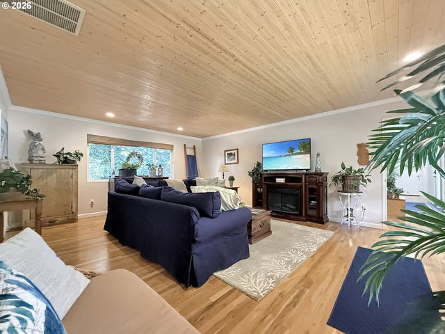 1099 PARKVIEW Dr, Brookings, OR 97415