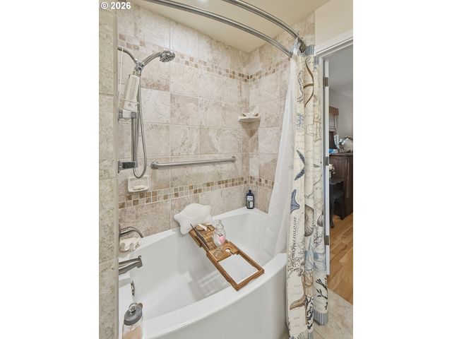 1099 PARKVIEW Dr, Brookings, OR 97415