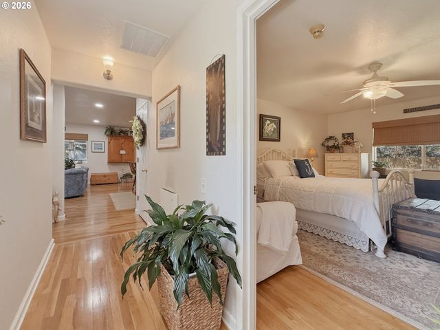 1099 PARKVIEW Dr, Brookings, OR 97415