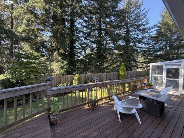 1099 PARKVIEW Dr, Brookings, OR 97415