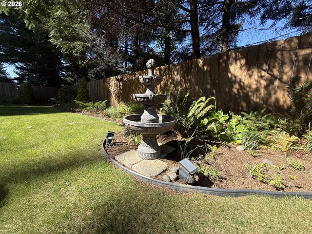 1099 PARKVIEW Dr, Brookings, OR 97415