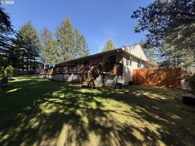 1099 PARKVIEW Dr, Brookings, OR 97415