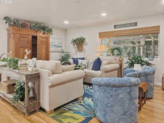 1099 PARKVIEW Dr, Brookings, OR 97415