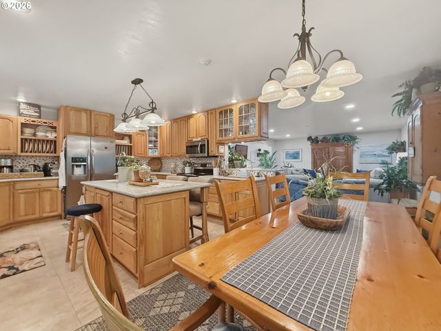 1099 PARKVIEW Dr, Brookings, OR 97415