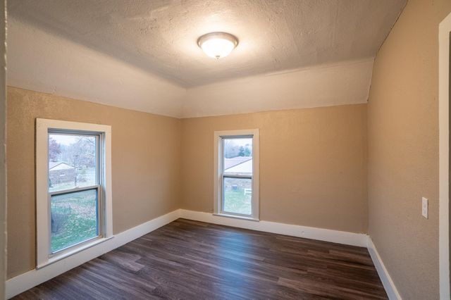 1927 W 1st Street, Cedar Falls, IA 50613