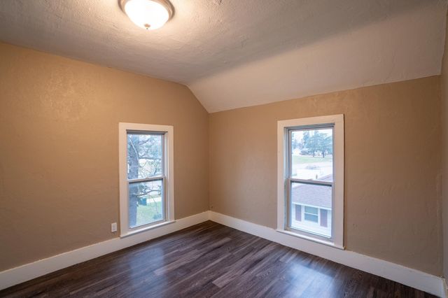 1927 W 1st Street, Cedar Falls, IA 50613