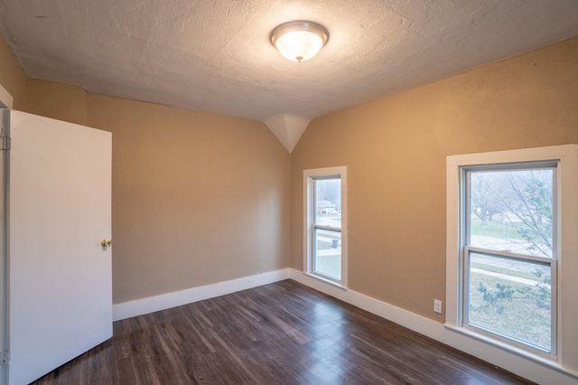 1927 W 1st Street, Cedar Falls, IA 50613