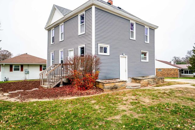 1927 W 1st Street, Cedar Falls, IA 50613