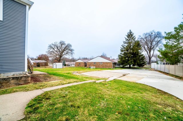 1927 W 1st Street, Cedar Falls, IA 50613