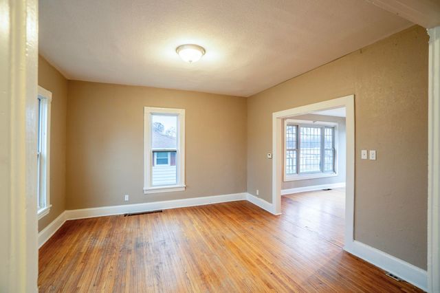 1927 W 1st Street, Cedar Falls, IA 50613