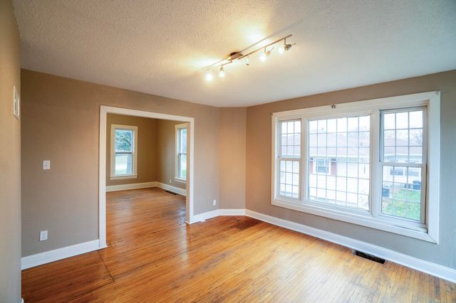 1927 W 1st Street, Cedar Falls, IA 50613