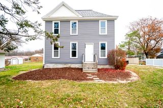 1927 W 1st Street, Cedar Falls, IA 50613