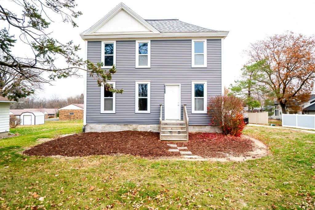 1927 W 1st Street, Cedar Falls, IA 50613