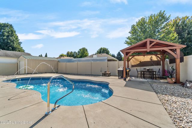 5214 Plume Dr, Louisville, KY 40258