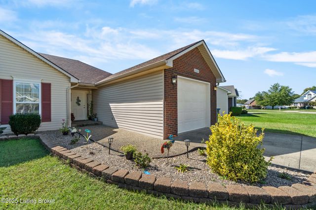 5214 Plume Dr, Louisville, KY 40258