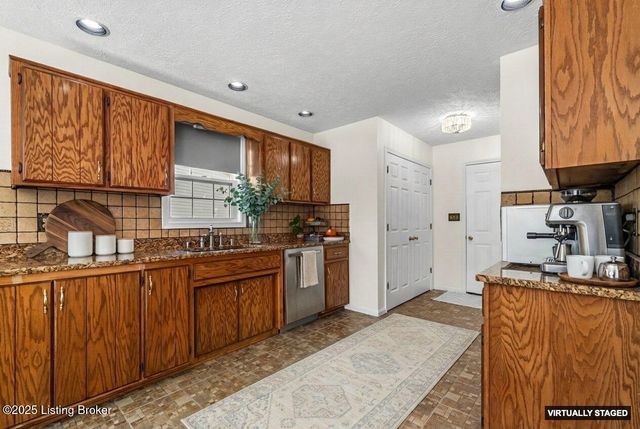 5214 Plume Dr, Louisville, KY 40258