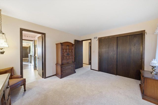 W166N10436 Surrey DRIVE, Germantown, WI 53022