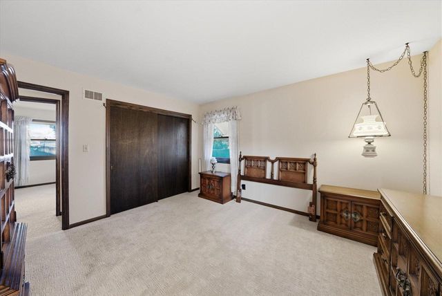 W166N10436 Surrey DRIVE, Germantown, WI 53022