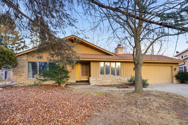 W166N10436 Surrey DRIVE, Germantown, WI 53022