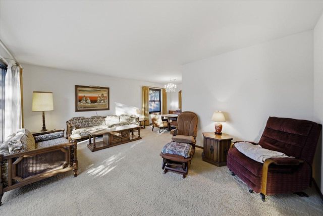 W166N10436 Surrey DRIVE, Germantown, WI 53022