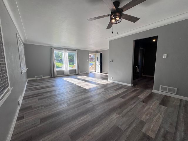 124 7th Ave SE, Oelwein, IA 50662