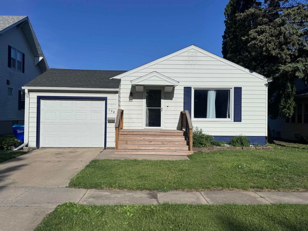 124 7th Ave SE, Oelwein, IA 50662