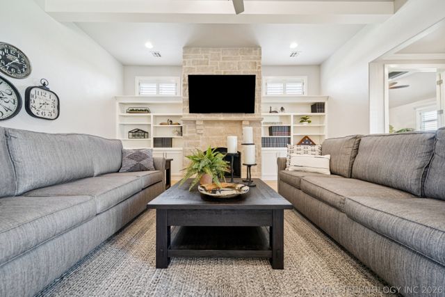 6270 N Creekwood Drive, Owasso, OK 74055