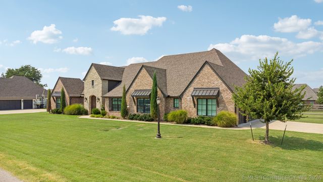 6270 N Creekwood Drive, Owasso, OK 74055