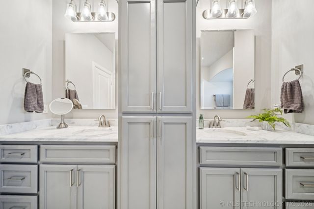 6270 N Creekwood Drive, Owasso, OK 74055