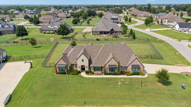 6270 N Creekwood Drive, Owasso, OK 74055