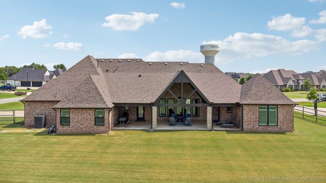 6270 N Creekwood Drive, Owasso, OK 74055
